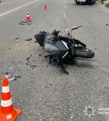 У Кропивницькому поліція розслідує ДТП за участю легковика та мотоцикла: травмовано байкера