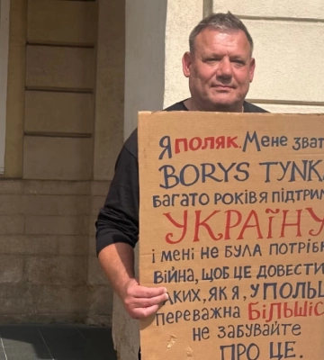 Поляк из Кракова вышел на одиночный пикет во Львове: что он сказал об Украине