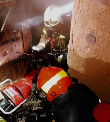 Вогонь охопив підвал у Львові: рятувальники вивели з будинку дитину