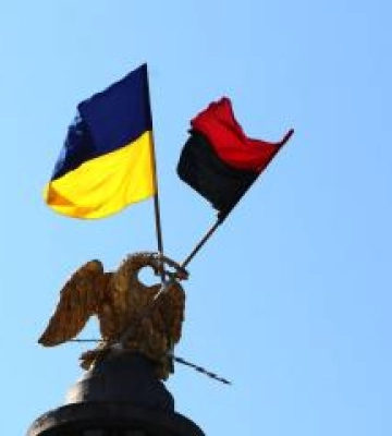 На Монументі слави у Полтаві оновили прапори