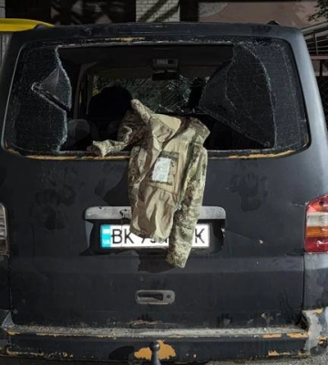 Пошкодили авто та травмували двох військовослужбовців: у Луцьку близько 30 людей напали на ТЦК