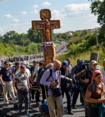 Багатотисячна хресна хода з Кам'янця до Почаєва йде молитися до матушкі-расєї