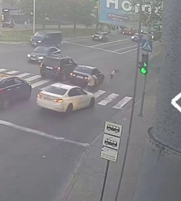 У Львові дві BMW збили батька і 8-річну доньку, які переходили на заборонений сигнал світлофору