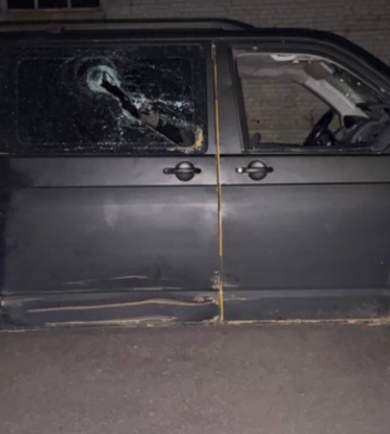 Близько 30 людей напали на військових ТЦК у Луцьку: двох побили, службове авто розтрощили. ФОТО