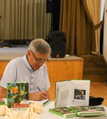 В Ужгороді презентували книгу, яка відкриває місто з несподіваного боку: 45 екзотичних дерев просто на вулицях