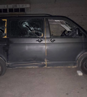 Разбили бус и избили военнослужащих: в Луцке 30 человек напали на ТЦК (видео)