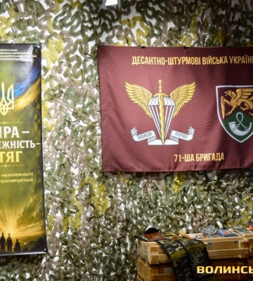Прапори бригад та історії капеланів: у Луцьку діє виставка «Віра – Незалежність – Стяг»