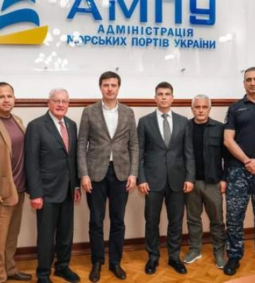 Кит Келлог прибыл в Украину и посетил Одесский морской порт