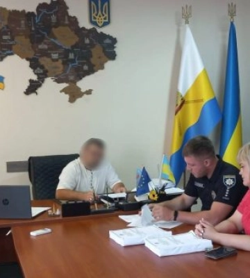 Пів мільйона за продукти, яких ніхто не бачив: на Миколаївщині викрили чиновника та підприємицю