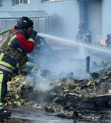 Три пожежі ліквідують після обстрілів на різних локаціях в Бучанському районі Київської області