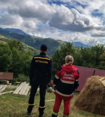 Швидка не могла дістатися до пацієнтки: на Закарпатті рятувальники спускали жінку з гір