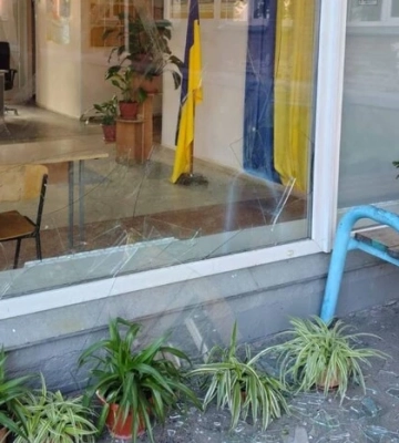 Під час атаки на «Нову пошту» згоріли прапори для українських шкіл