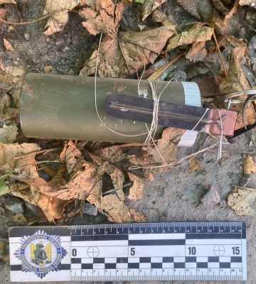 Біля торгового центру у Львові поліцейські вилучили предмет, схожий на димову гранату
