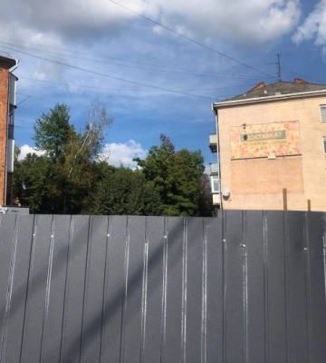 У Чернівцях кут Проспекту і Небесної Сотні обгородили будівельним парканом