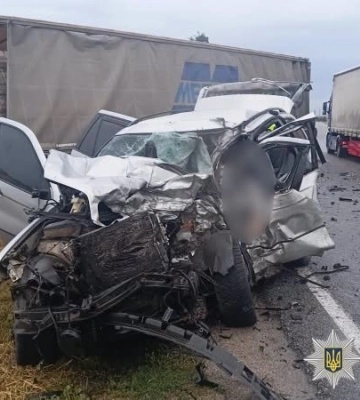 На Кіровоградщині BMW X5 вилетів на зустрічну просто під фуру: є загиблий