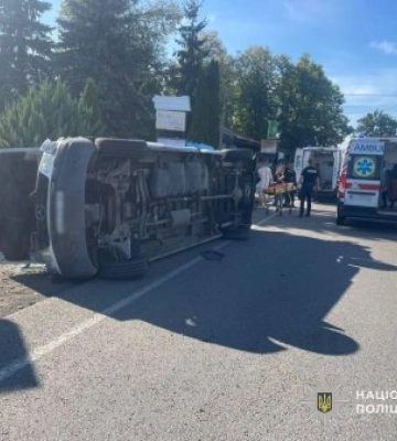 Офіційні деталі жахливої трощі на Хустщині: Поліція розкрила смертельну ланцюгову ДТП, у якій перекинувся автобус з пасажирами