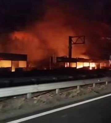 Під Києвом після потужного вибуху спалахнула масштабна пожежа 