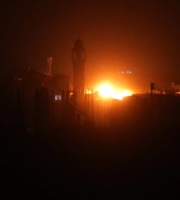 Складські приміщення горять внаслідок ворожої атаки у Бучанському районі, пожежа супроводжується вибухами