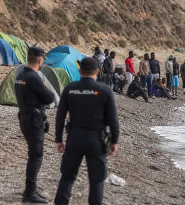 Іспанія попросила Frontex допомогти з опрацюванням мігрантів у Сеуті