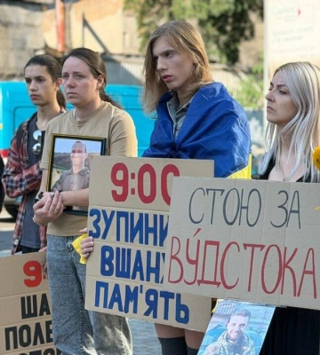 Зупинили рух і заспівали гімн: як у Дніпрі вшанували загиблих захисників