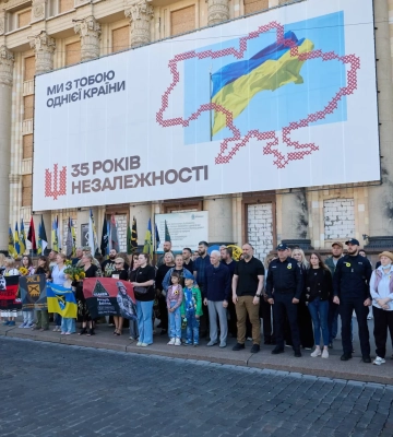 День памяти защитников: в Харькове останавливали транспорт и прошел автопробег