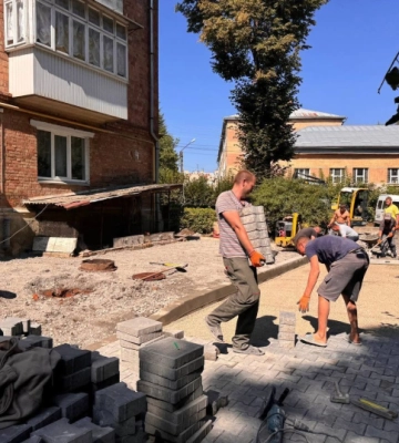 У Чернівцях оновлюють міжбудинковий проїзд на 2-му провулку Кармелюка