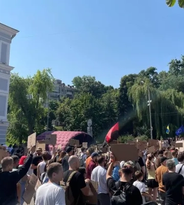 Поїздки в Україну заборонено: Держдеп США оновив застереження найвищого рівня через «загрозу протестів»
