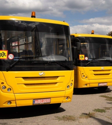 10 шкільних автобусів передали громадам Полтавщини напередодні навчального року