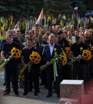 Соняхи пам’яті: в Ужгороді вшанували Героїв, які віддали життя за Україну