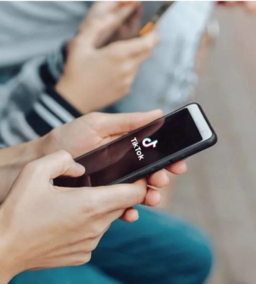 На Волині 12-річний хлопець виклав у TikTok відео з пенсіонерами під лайливі російські пісні. Матір оштрафували