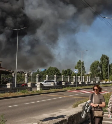 Дым закрыл небо под Киевом: в селе Мила на Житомирской трассе второй день тушат пожар после атаки РФ