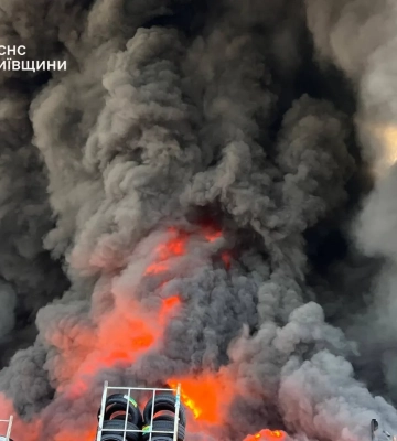 В Киевской области после повторной атаки РФ горят логистические объекты — показали, что сейчас происходит на месте
