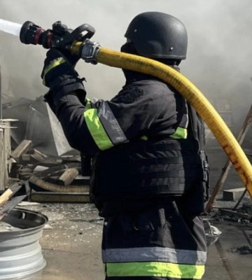 В Киевской области спасатели ликвидируют масштабные пожары после повторной атаки россии