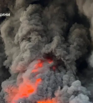 Россияне повторно атаковали склады в Киевской области: фото и видео масштабного пожара
