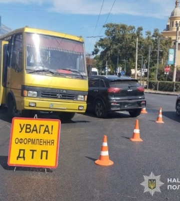 У Львові внаслідок зіткнення автомобіля та автобуса постраждали шестеро людей