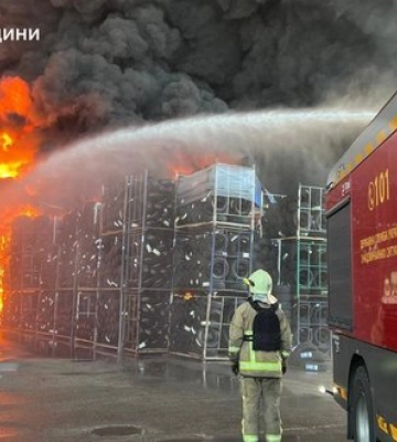 Повторная атака РФ на Киевщину: спасатели тушат масштабные пожары на логистических объектах. ВИДЕО+ФОТОрепортаж