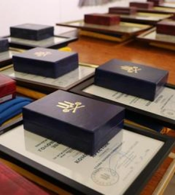 У Полтаві родинам полеглих захисників передали державні нагороди