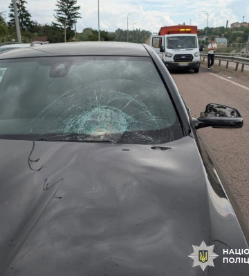 На Рівненщині легковик BMW на трасі тяжко травмував првцівника комунальної служби