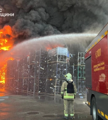 Повторный удар по Киевщине: ГСЧС тушит масштабные пожары на логистических объектах