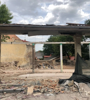 У Чернівцях знесли «Берізку» та збили декоративне панно з гуцульськими постатями