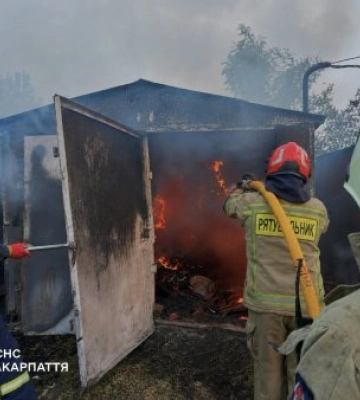 В Ужгороді рятувальники ліквідували пожежу в двох гаражах та врятували сусідні будівлі