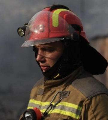 У Дніпровському районі Києва через падіння уламків загорівся приватний будинок
