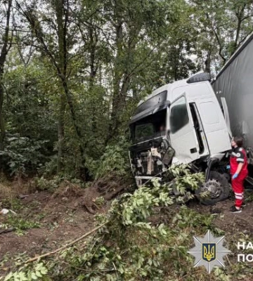 На Буковині водій "BMW X5" після зіткнення його автівки з вантажівкою загинув на місці ДТП
