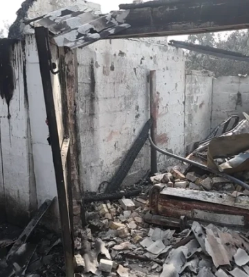 «Приїхав на своїй машині з бойових дій». Військовий врятував родину з палаючого села на Київщині, де здетонували боєприпаси — відео