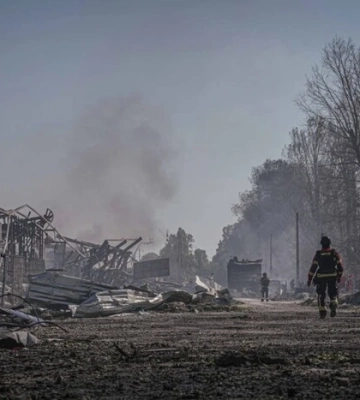 На Київщині рятувальники ліквідовують наслідки ворожого обстрілу в селі Мила