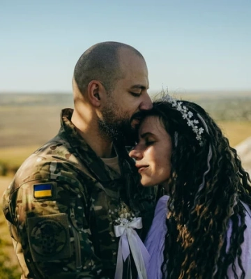 Весілля під загрозою обстрілів: українська пара одружилася на центральній площі Краматорська