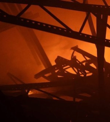 Нежитлова будівля горить у Голосіївському районі Києва після атаки РФ. ФОТОрепортаж