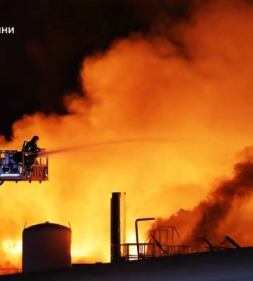 Після ворожої атаки на Миколаївщині спалахнула масштабна пожежа на території підприємства
