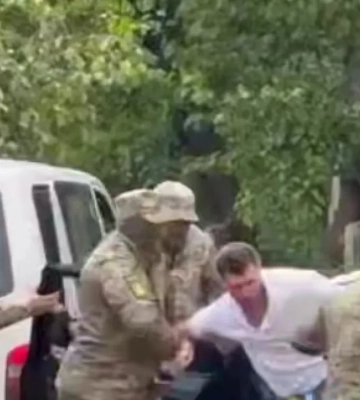 «Выходите, или я разобью стекло»: в Кривом Роге таксиста запшикали баллончиком и силой вытащили из машины во время прямого эфира. ВИДЕО