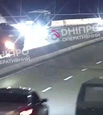 В Днепре на Центральном мосту авто едва не перевернулось в результате ДТП: видео момента